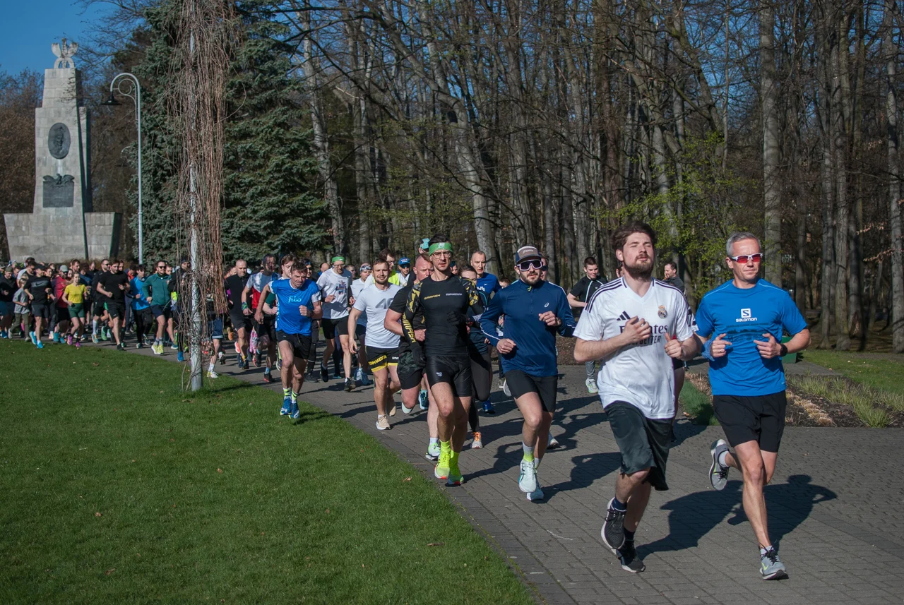 Świąteczny parkrun w Katowicach. Wspólne bieganie i pomoc dla schroniska (3)