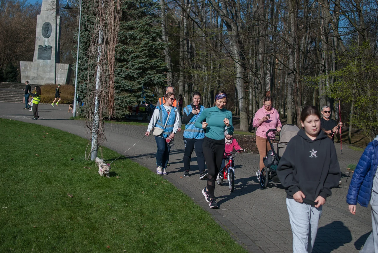 Świąteczny parkrun w Katowicach. Wspólne bieganie i pomoc dla schroniska (30)