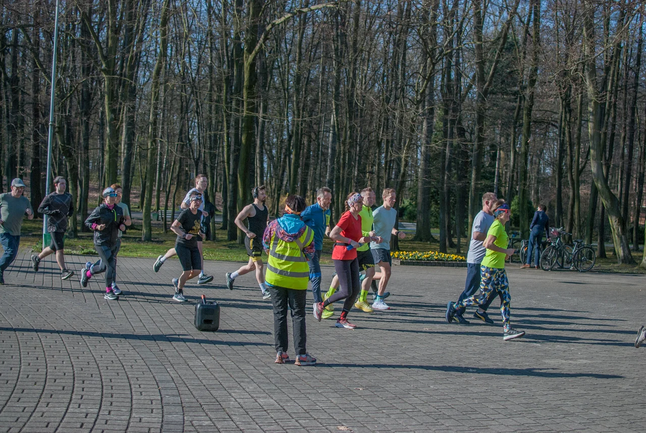 Świąteczny parkrun w Katowicach. Wspólne bieganie i pomoc dla schroniska (31)
