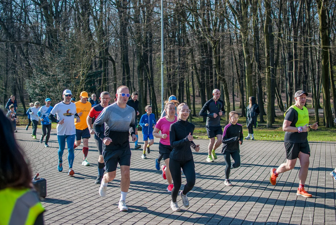 Świąteczny parkrun w Katowicach. Wspólne bieganie i pomoc dla schroniska (32)