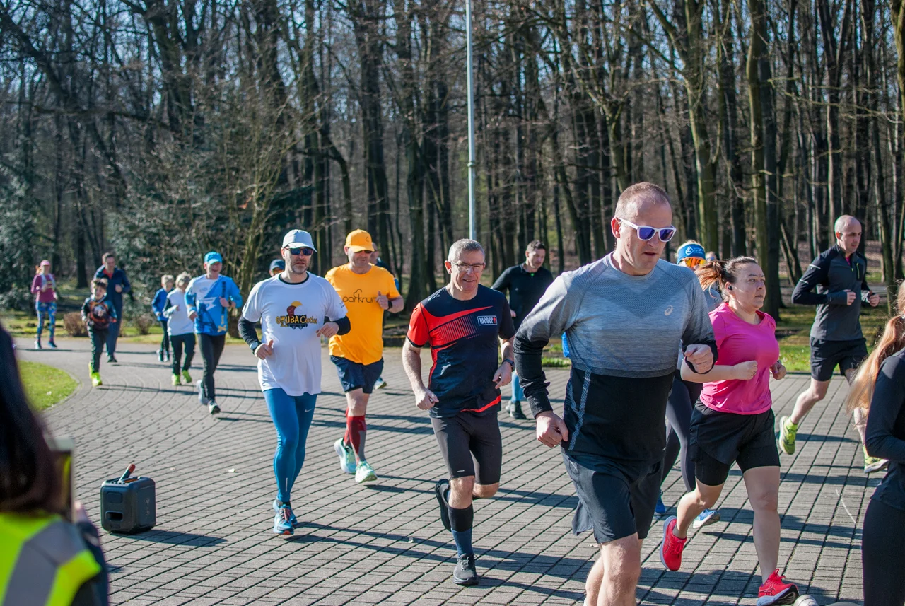 Świąteczny parkrun w Katowicach. Wspólne bieganie i pomoc dla schroniska (33)