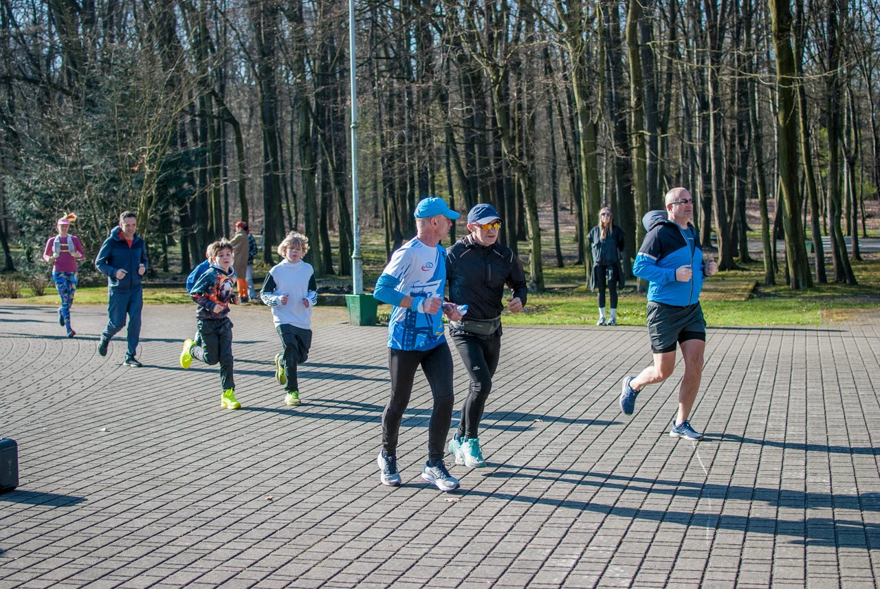 Świąteczny parkrun w Katowicach. Wspólne bieganie i pomoc dla schroniska (34)