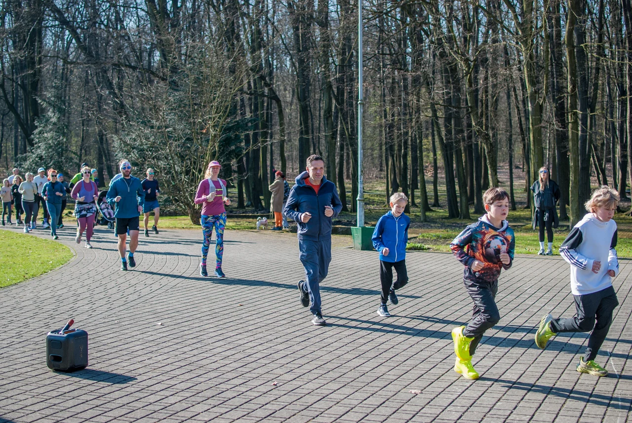 Świąteczny parkrun w Katowicach. Wspólne bieganie i pomoc dla schroniska (35)