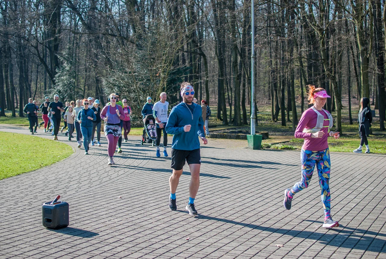 Świąteczny parkrun w Katowicach. Wspólne bieganie i pomoc dla schroniska (36)