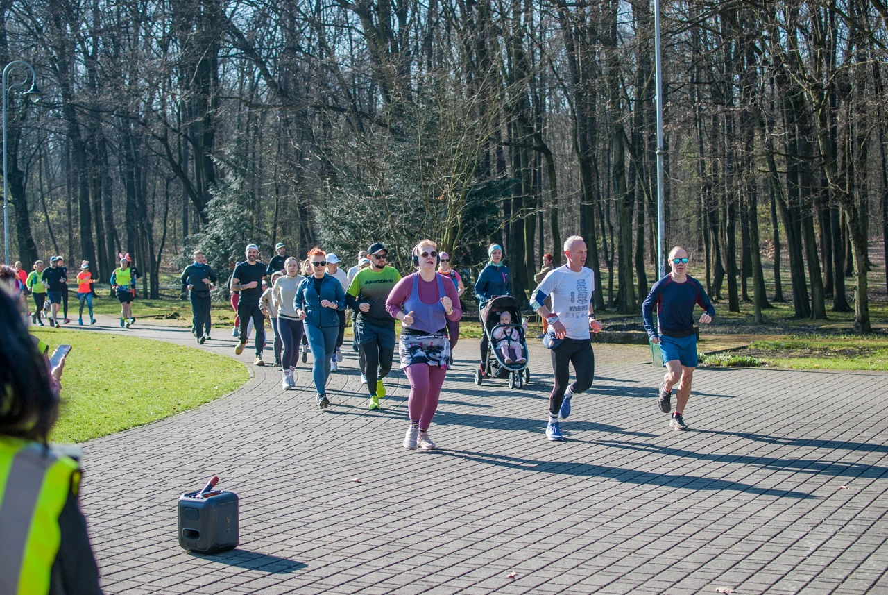 Świąteczny parkrun w Katowicach. Wspólne bieganie i pomoc dla schroniska (37)