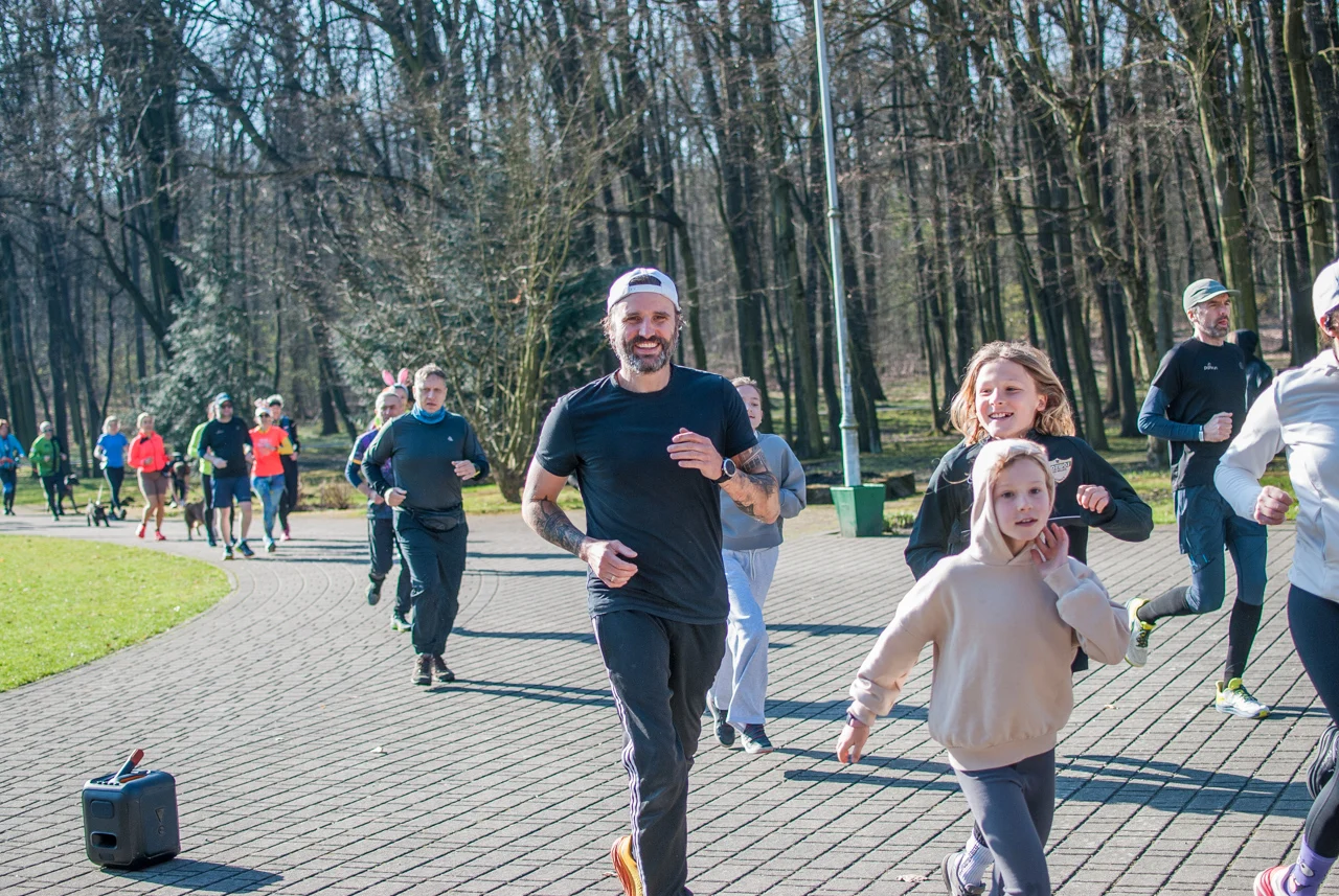 Świąteczny parkrun w Katowicach. Wspólne bieganie i pomoc dla schroniska (38)