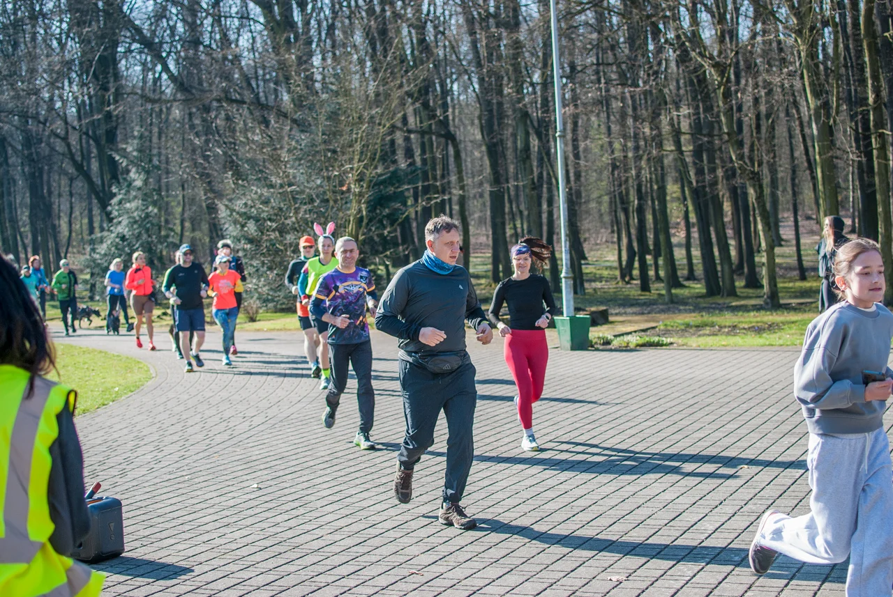Świąteczny parkrun w Katowicach. Wspólne bieganie i pomoc dla schroniska (39)