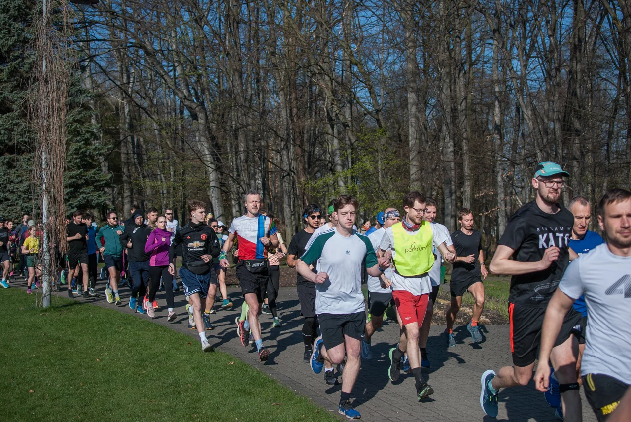 Świąteczny parkrun w Katowicach. Wspólne bieganie i pomoc dla schroniska (4)