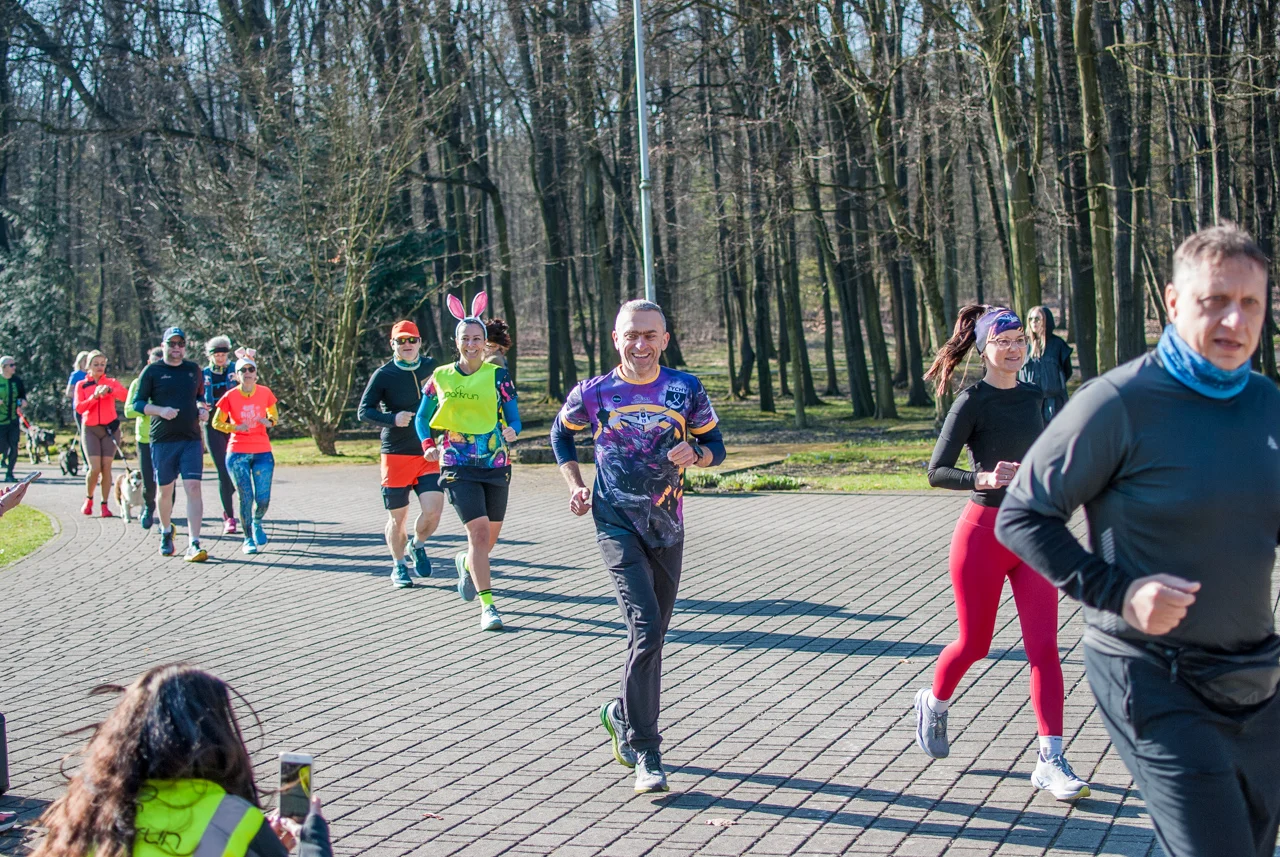 Świąteczny parkrun w Katowicach. Wspólne bieganie i pomoc dla schroniska (40)