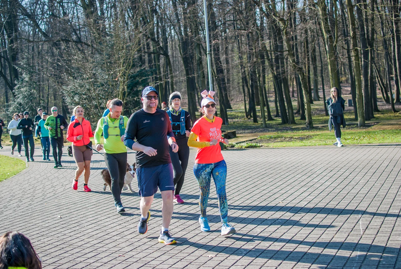 Świąteczny parkrun w Katowicach. Wspólne bieganie i pomoc dla schroniska (41)