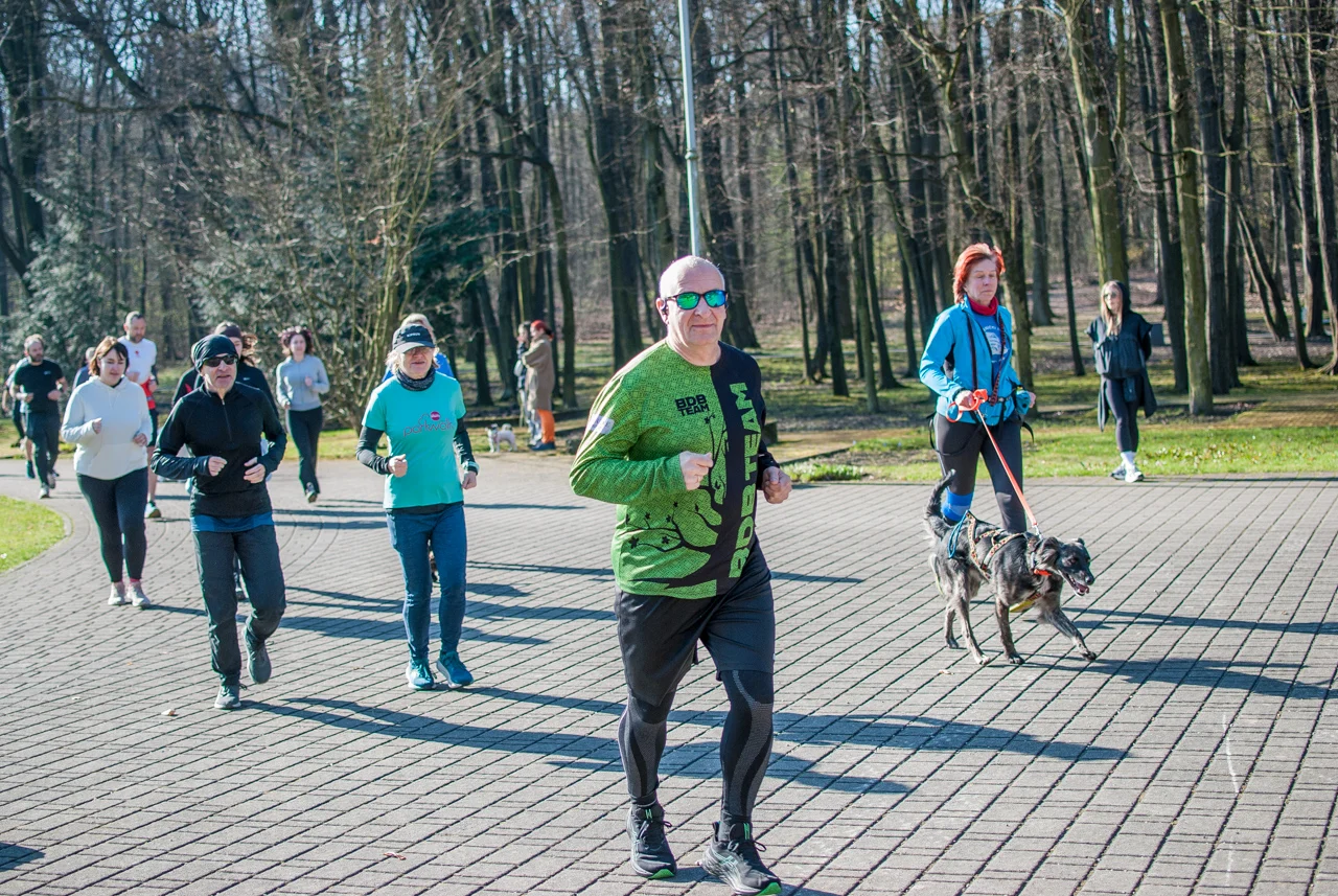 Świąteczny parkrun w Katowicach. Wspólne bieganie i pomoc dla schroniska (44)
