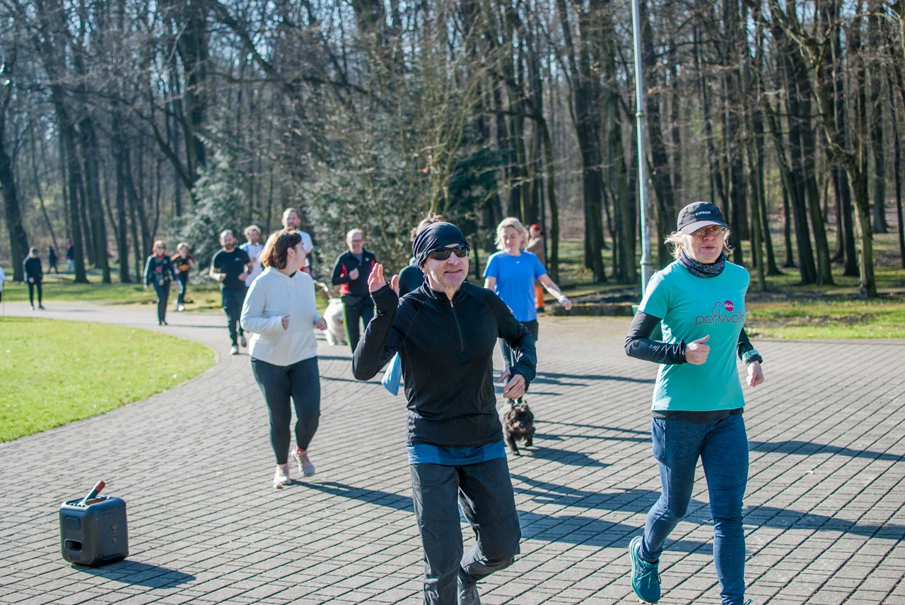 Świąteczny parkrun w Katowicach. Wspólne bieganie i pomoc dla schroniska (45)