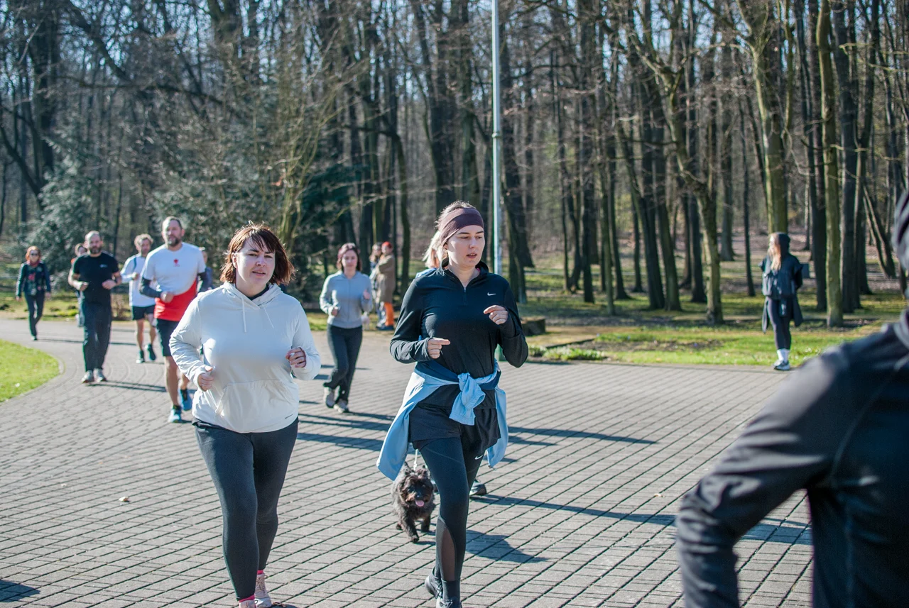 Świąteczny parkrun w Katowicach. Wspólne bieganie i pomoc dla schroniska (46)