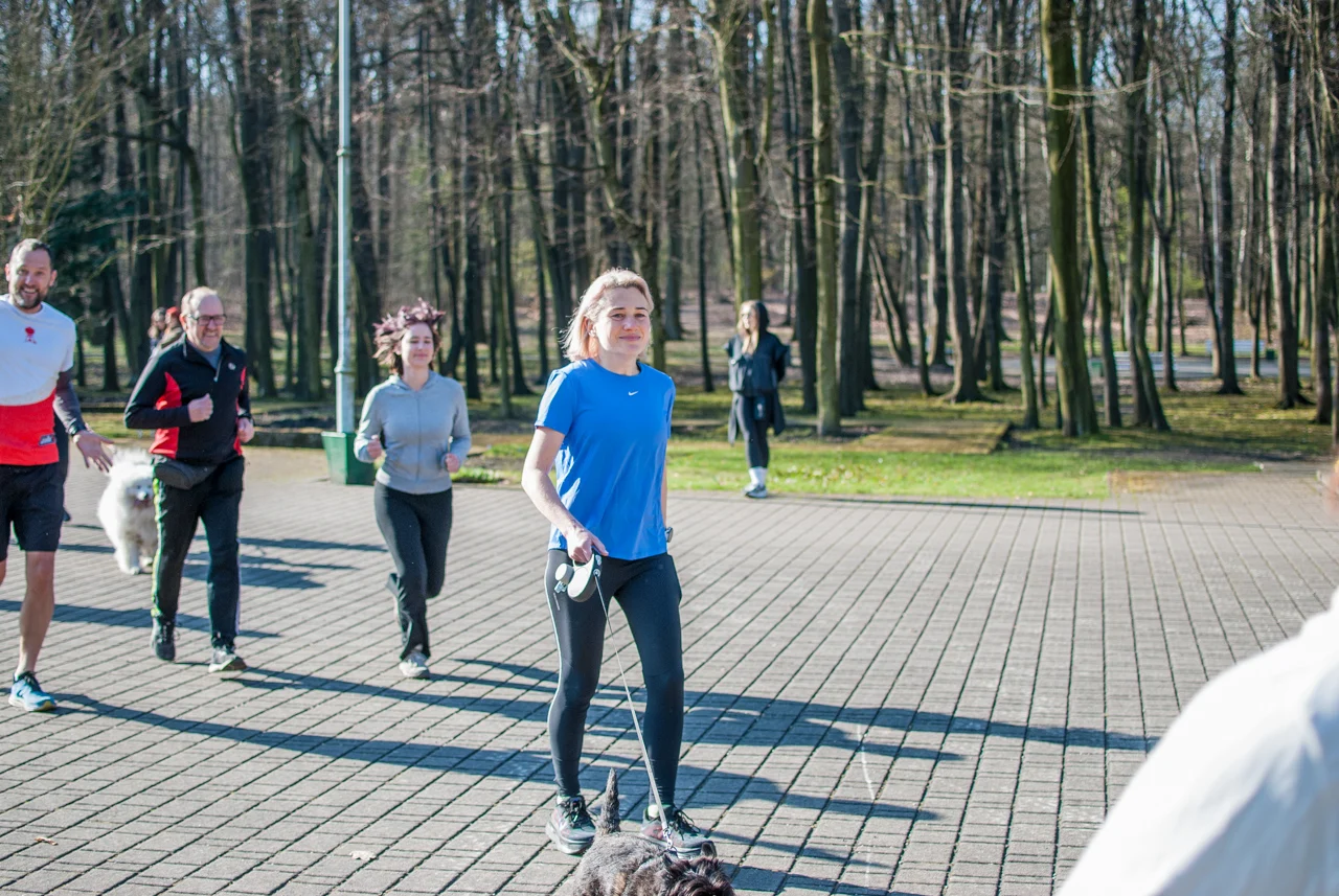 Świąteczny parkrun w Katowicach. Wspólne bieganie i pomoc dla schroniska (47)