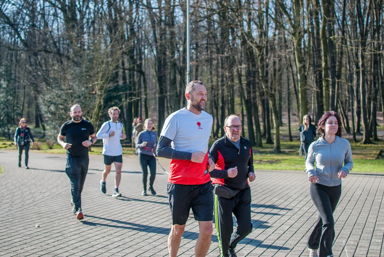 Świąteczny parkrun w Katowicach. Wspólne bieganie i pomoc dla schroniska (48)