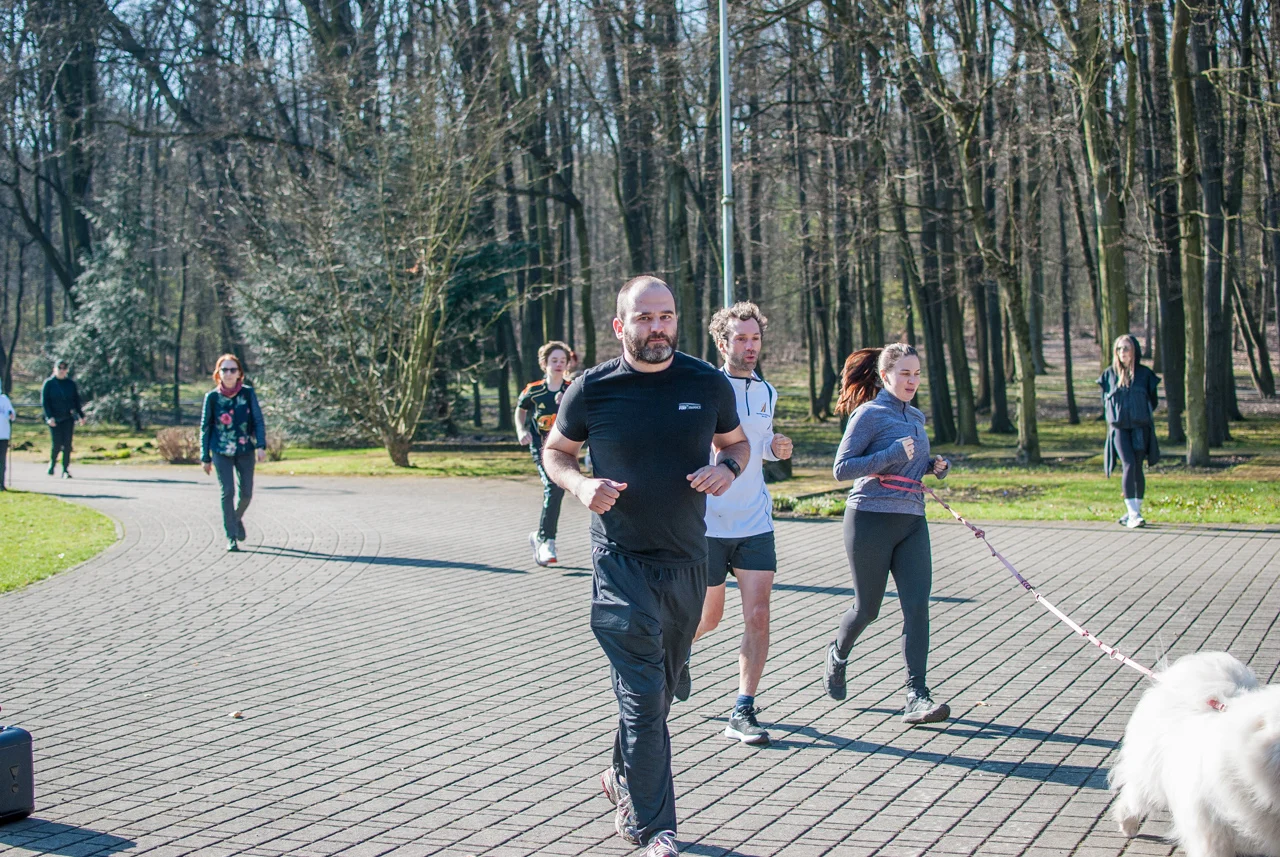Świąteczny parkrun w Katowicach. Wspólne bieganie i pomoc dla schroniska (49)