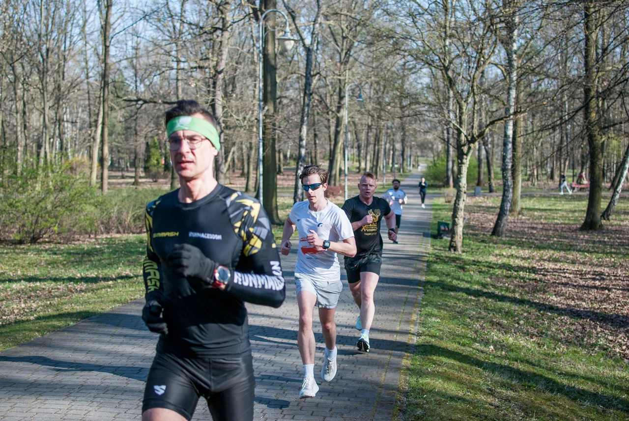Świąteczny parkrun w Katowicach. Wspólne bieganie i pomoc dla schroniska (59)