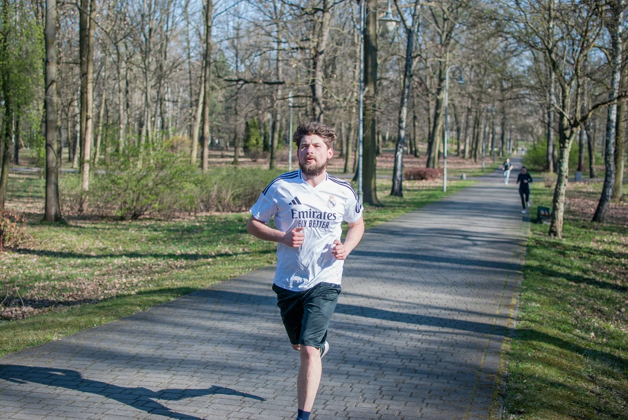 Świąteczny parkrun w Katowicach. Wspólne bieganie i pomoc dla schroniska (60)