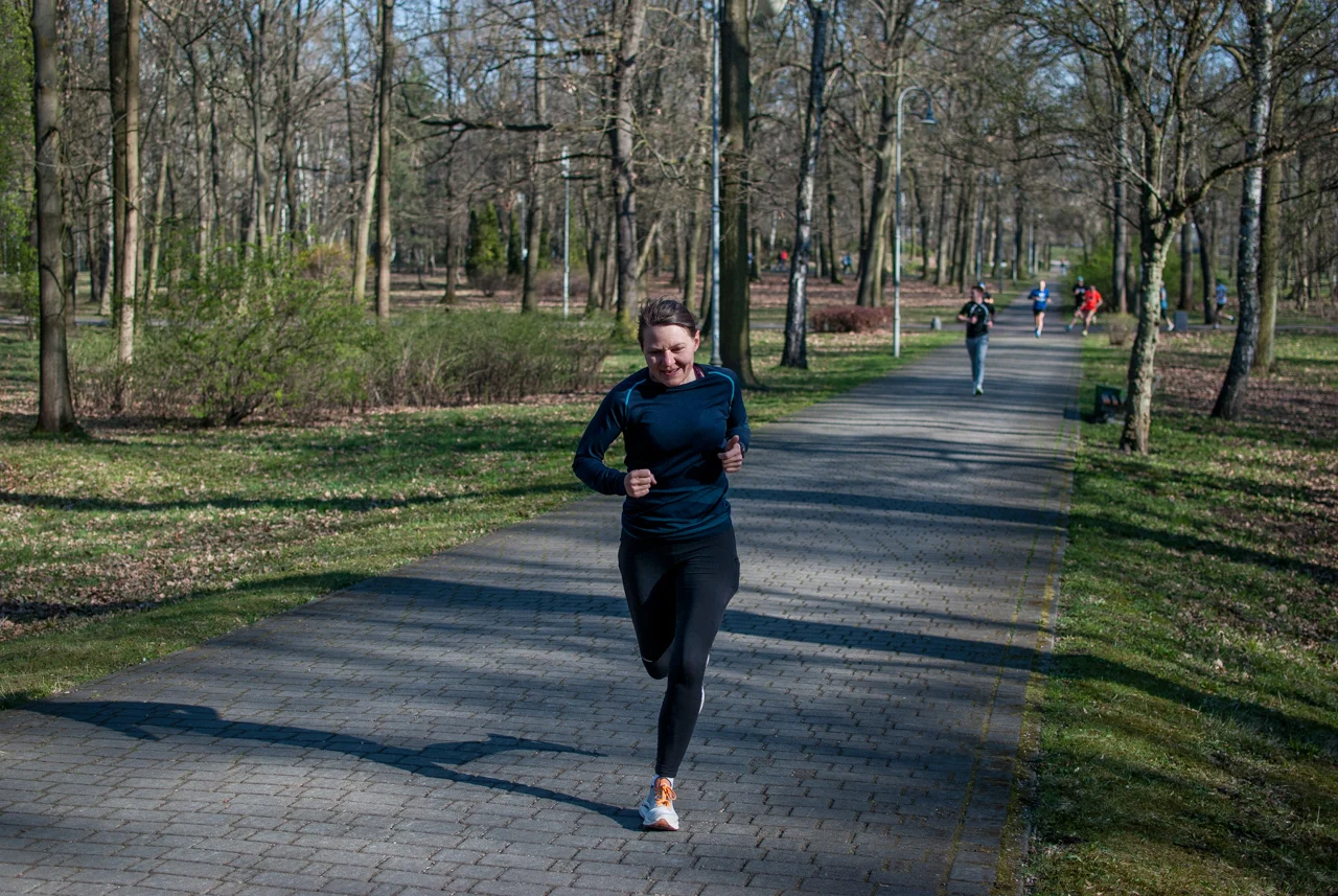 Świąteczny parkrun w Katowicach. Wspólne bieganie i pomoc dla schroniska (61)