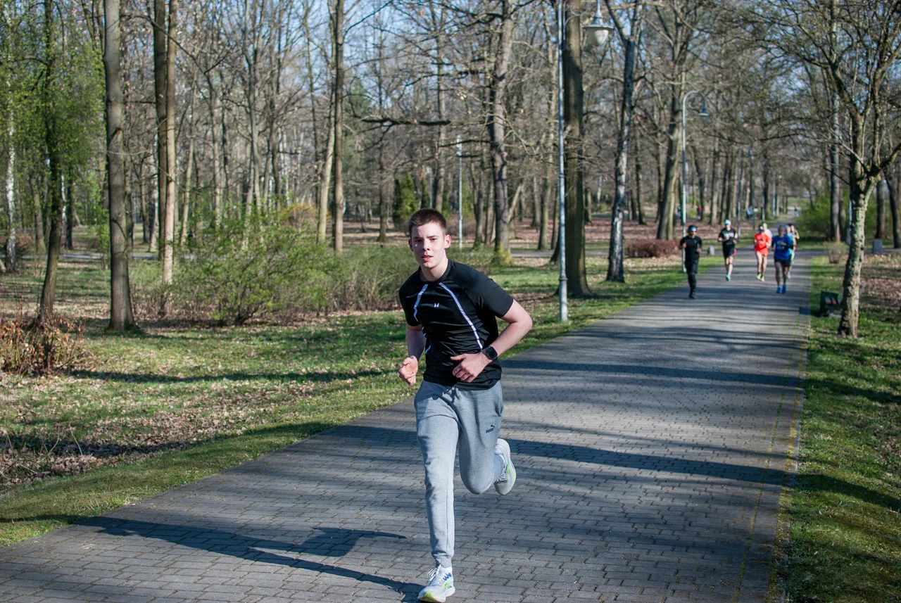 Świąteczny parkrun w Katowicach. Wspólne bieganie i pomoc dla schroniska (62)