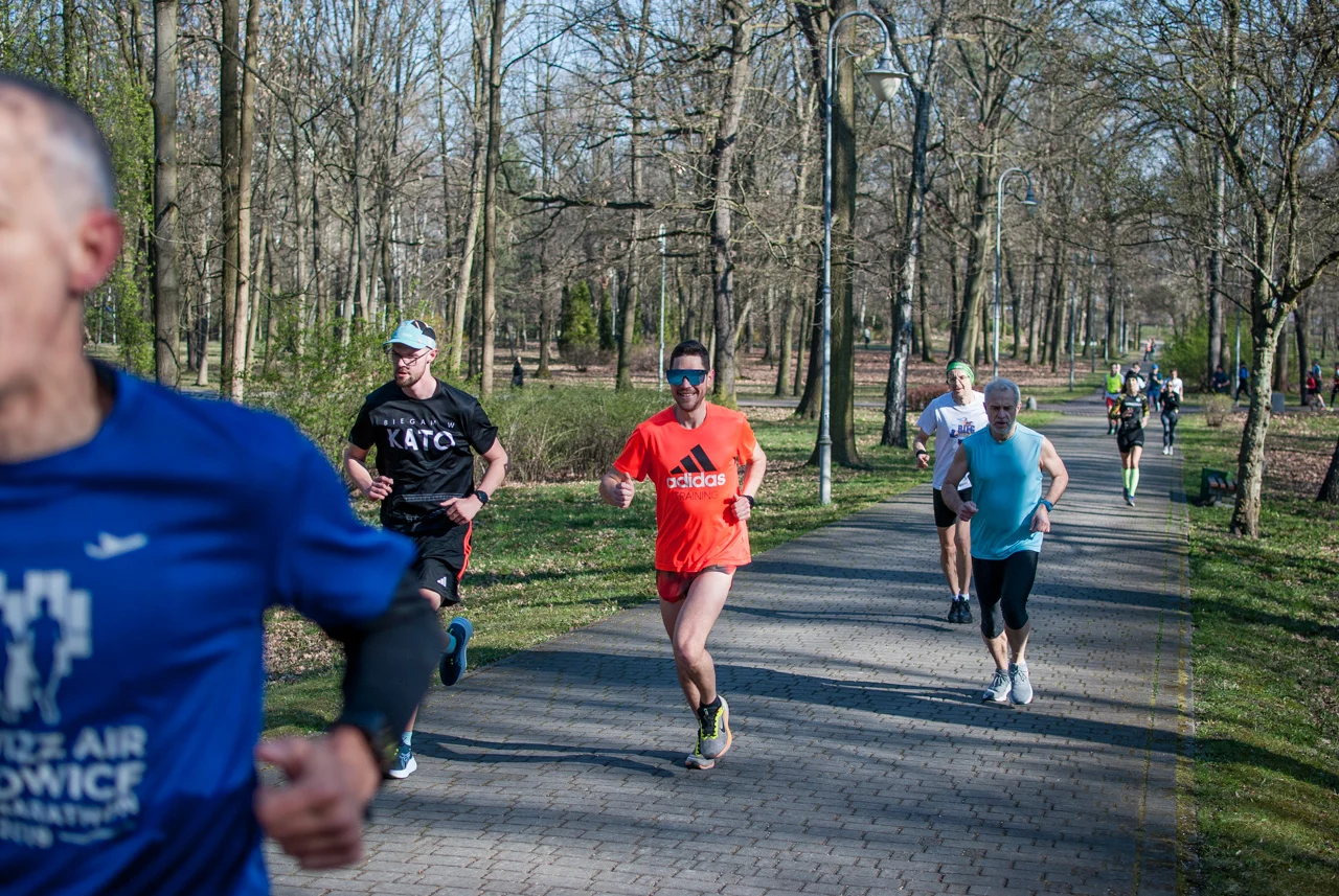 Świąteczny parkrun w Katowicach. Wspólne bieganie i pomoc dla schroniska (65)