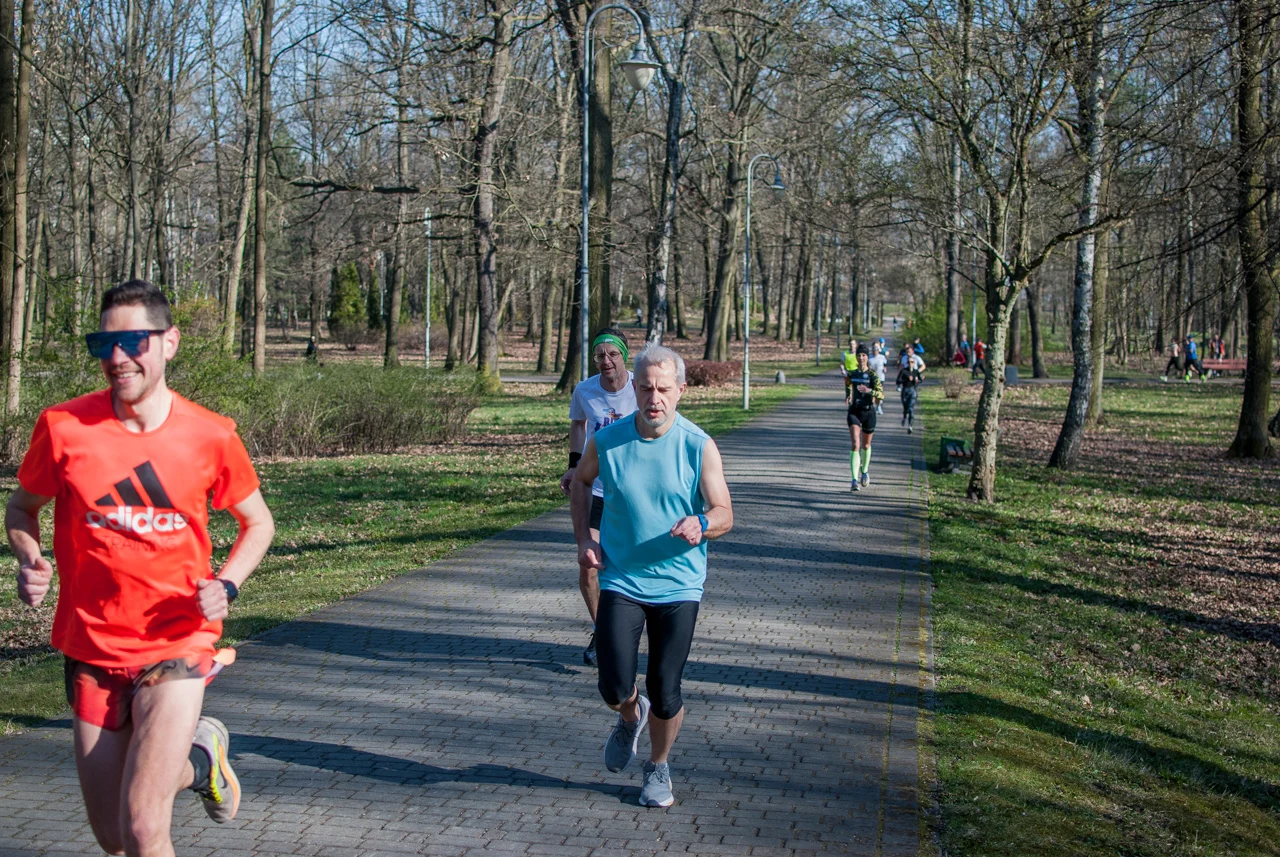 Świąteczny parkrun w Katowicach. Wspólne bieganie i pomoc dla schroniska (66)