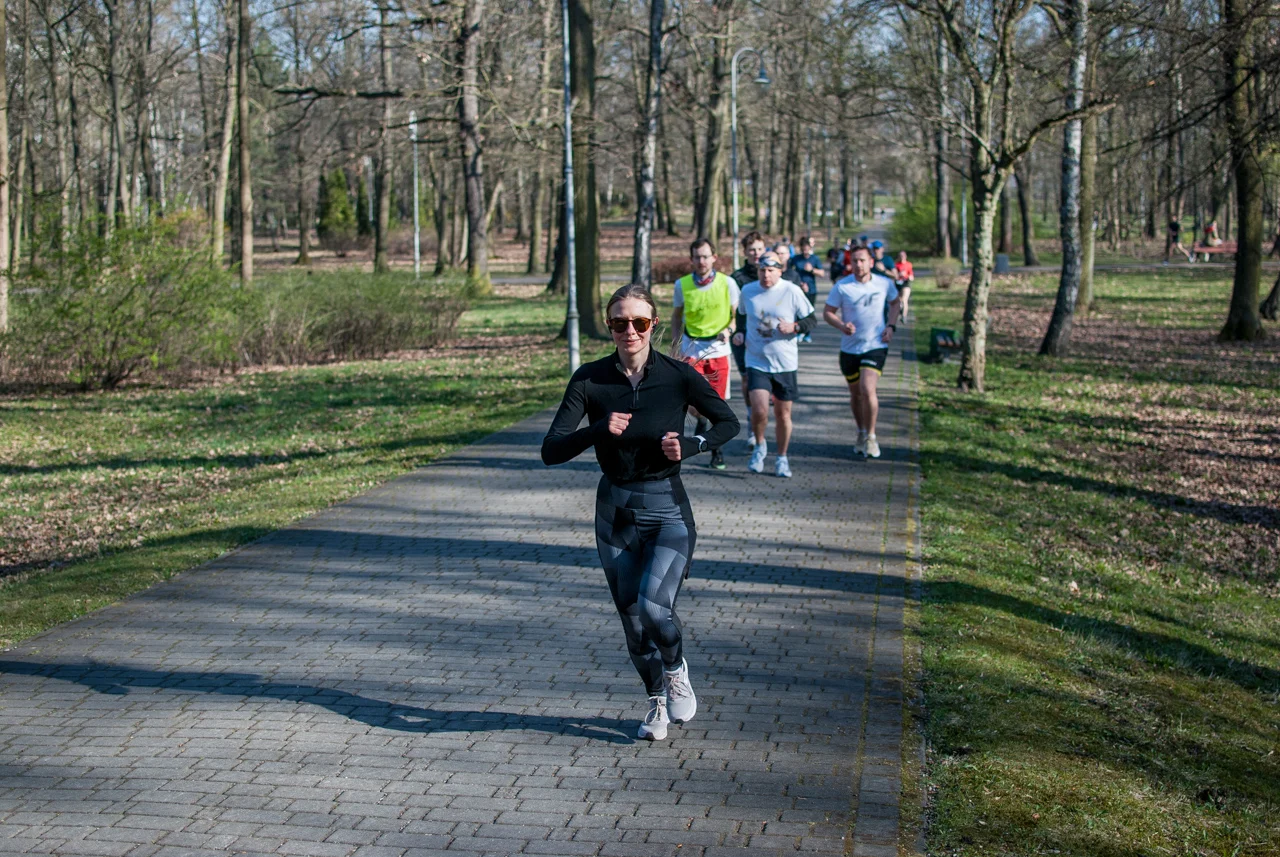 Świąteczny parkrun w Katowicach. Wspólne bieganie i pomoc dla schroniska (69)