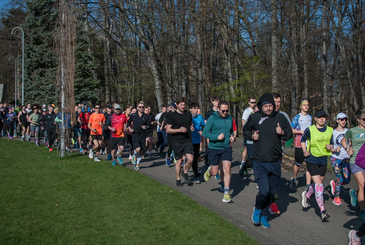 Świąteczny parkrun w Katowicach. Wspólne bieganie i pomoc dla schroniska (7)