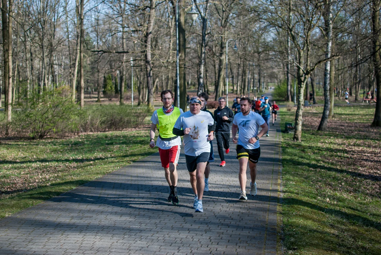 Świąteczny parkrun w Katowicach. Wspólne bieganie i pomoc dla schroniska (70)