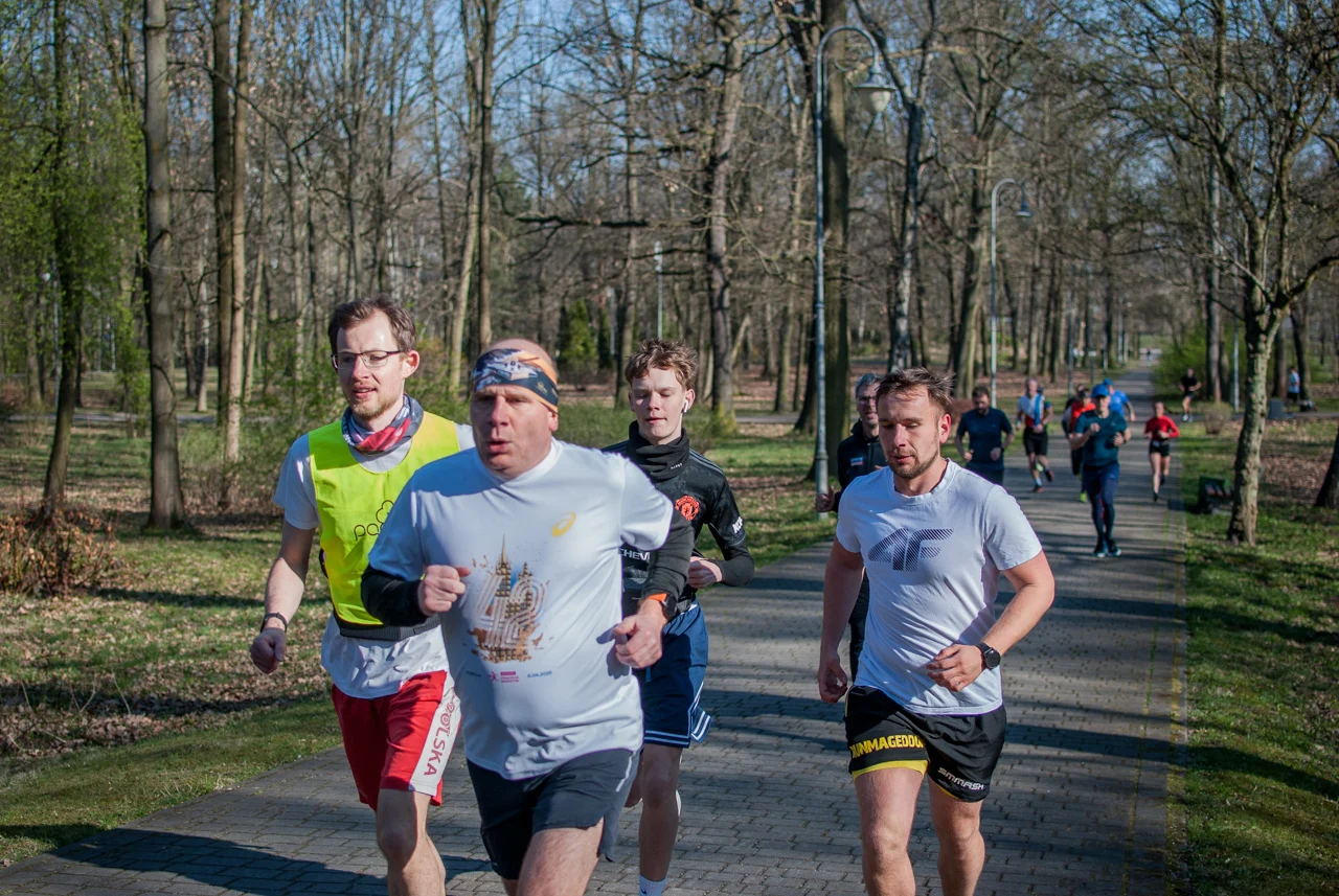 Świąteczny parkrun w Katowicach. Wspólne bieganie i pomoc dla schroniska (71)
