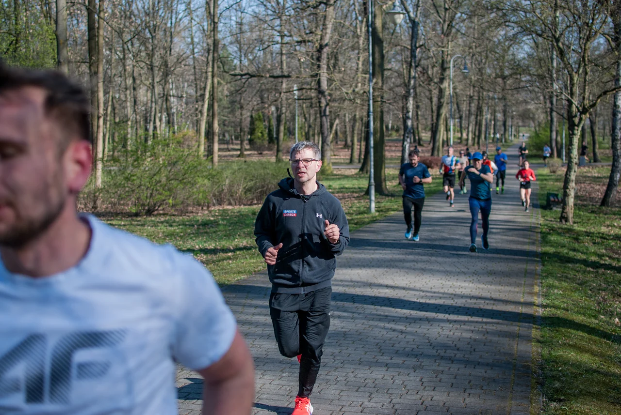 Świąteczny parkrun w Katowicach. Wspólne bieganie i pomoc dla schroniska (72)