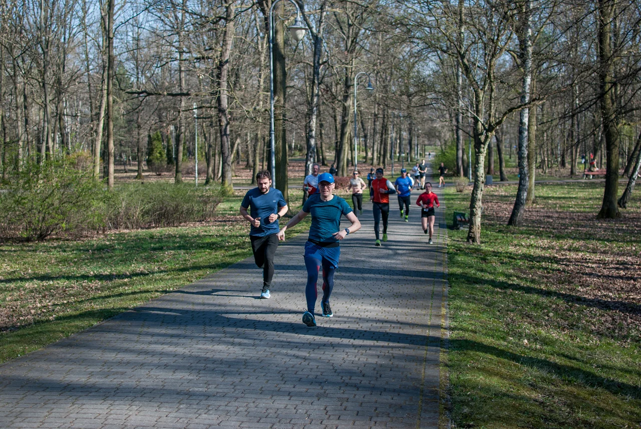 Świąteczny parkrun w Katowicach. Wspólne bieganie i pomoc dla schroniska (73)