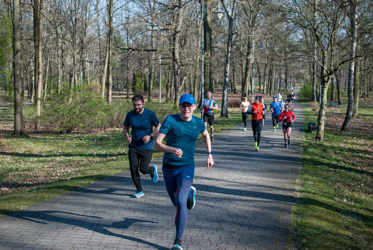Świąteczny parkrun w Katowicach. Wspólne bieganie i pomoc dla schroniska (74)