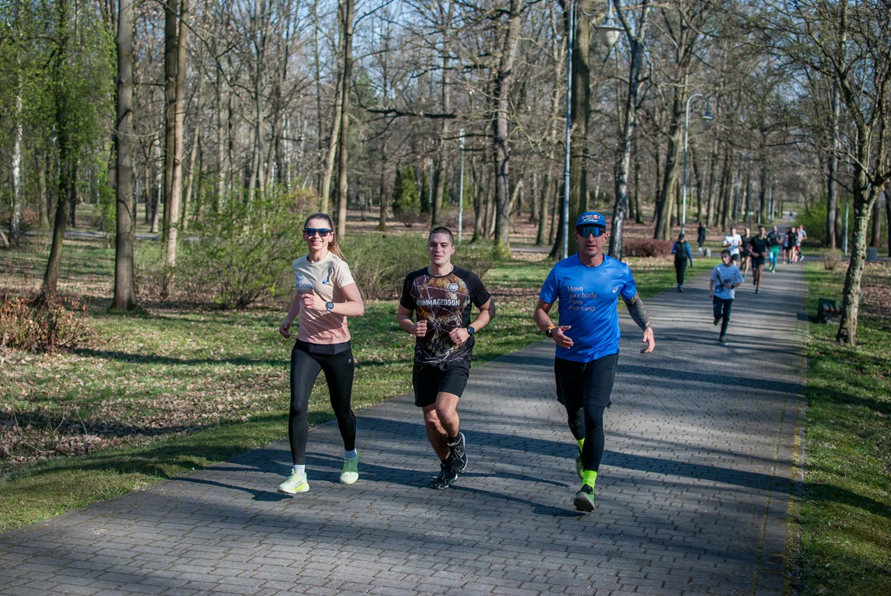 Świąteczny parkrun w Katowicach. Wspólne bieganie i pomoc dla schroniska (76)