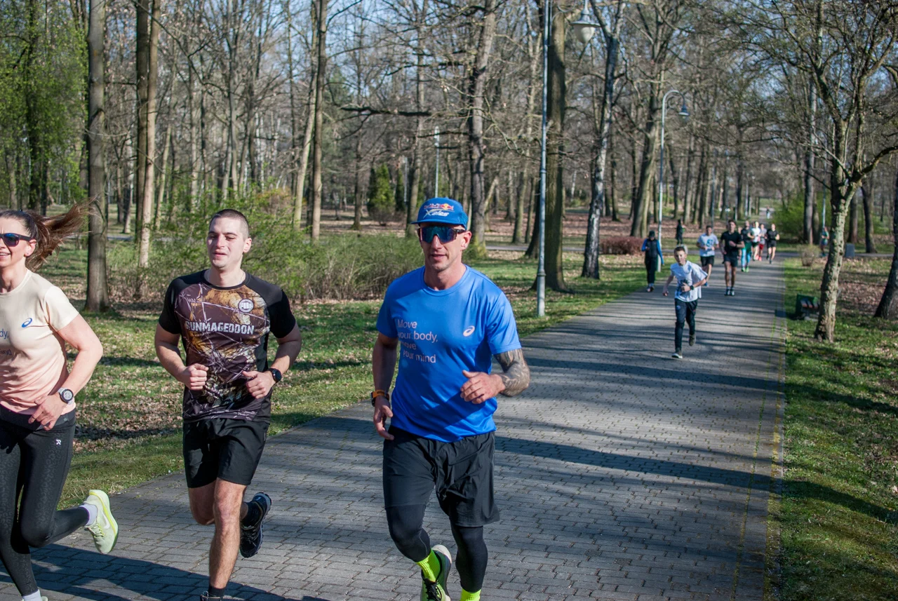 Świąteczny parkrun w Katowicach. Wspólne bieganie i pomoc dla schroniska (77)