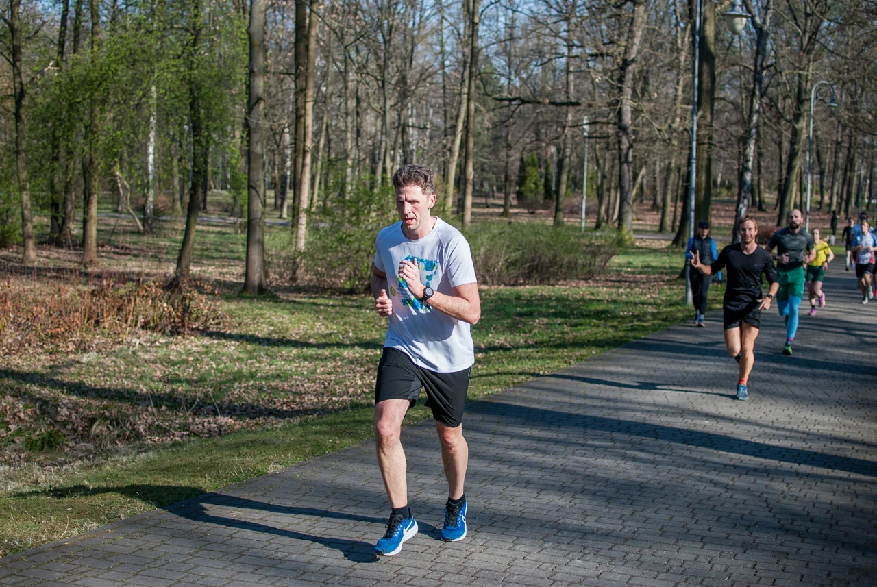 Świąteczny parkrun w Katowicach. Wspólne bieganie i pomoc dla schroniska (78)