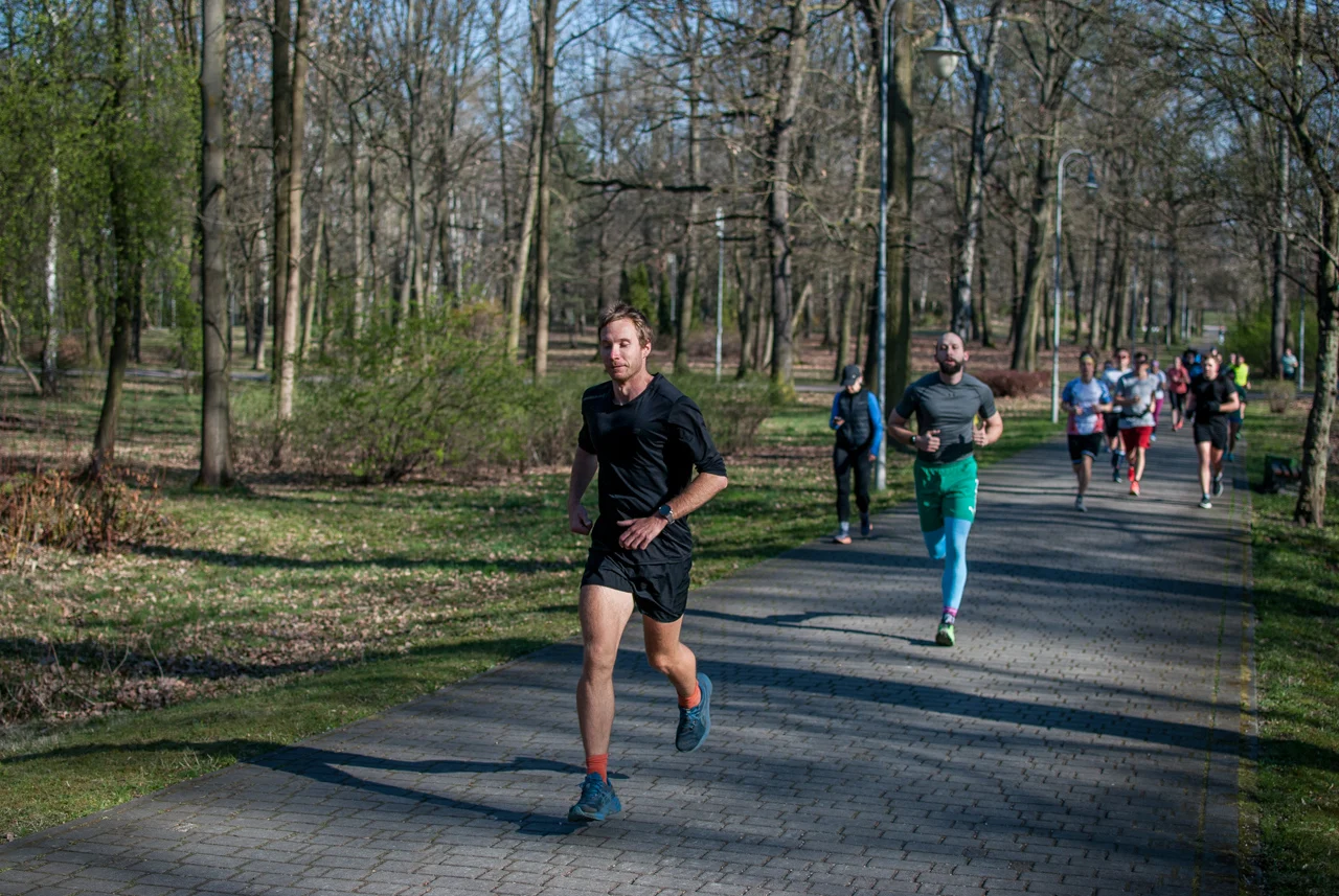 Świąteczny parkrun w Katowicach. Wspólne bieganie i pomoc dla schroniska (79)