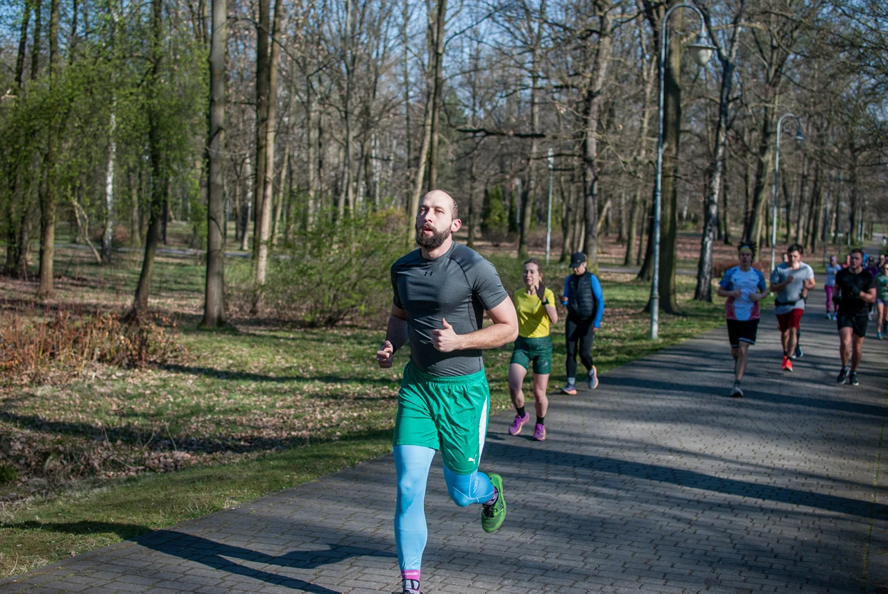 Świąteczny parkrun w Katowicach. Wspólne bieganie i pomoc dla schroniska (80)
