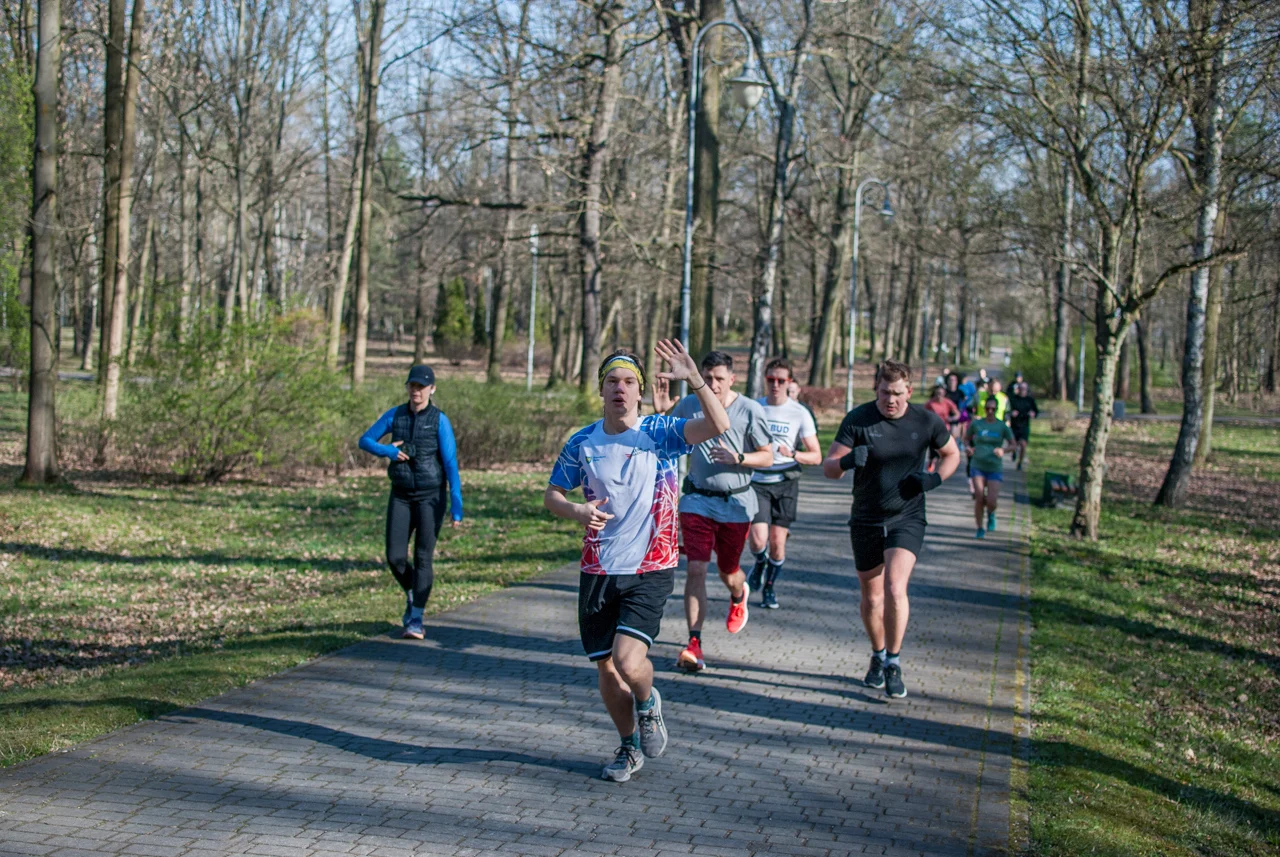 Świąteczny parkrun w Katowicach. Wspólne bieganie i pomoc dla schroniska (81)
