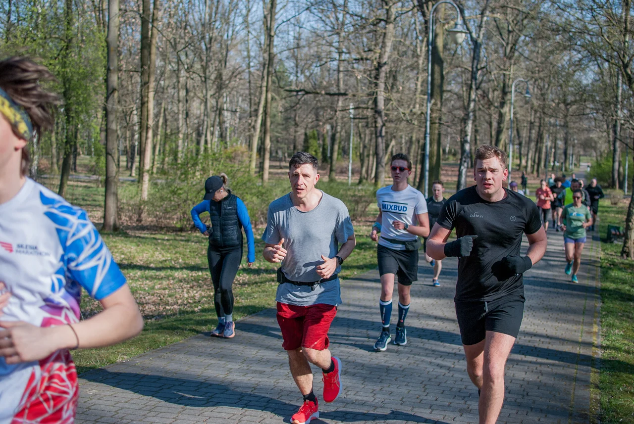 Świąteczny parkrun w Katowicach. Wspólne bieganie i pomoc dla schroniska (83)