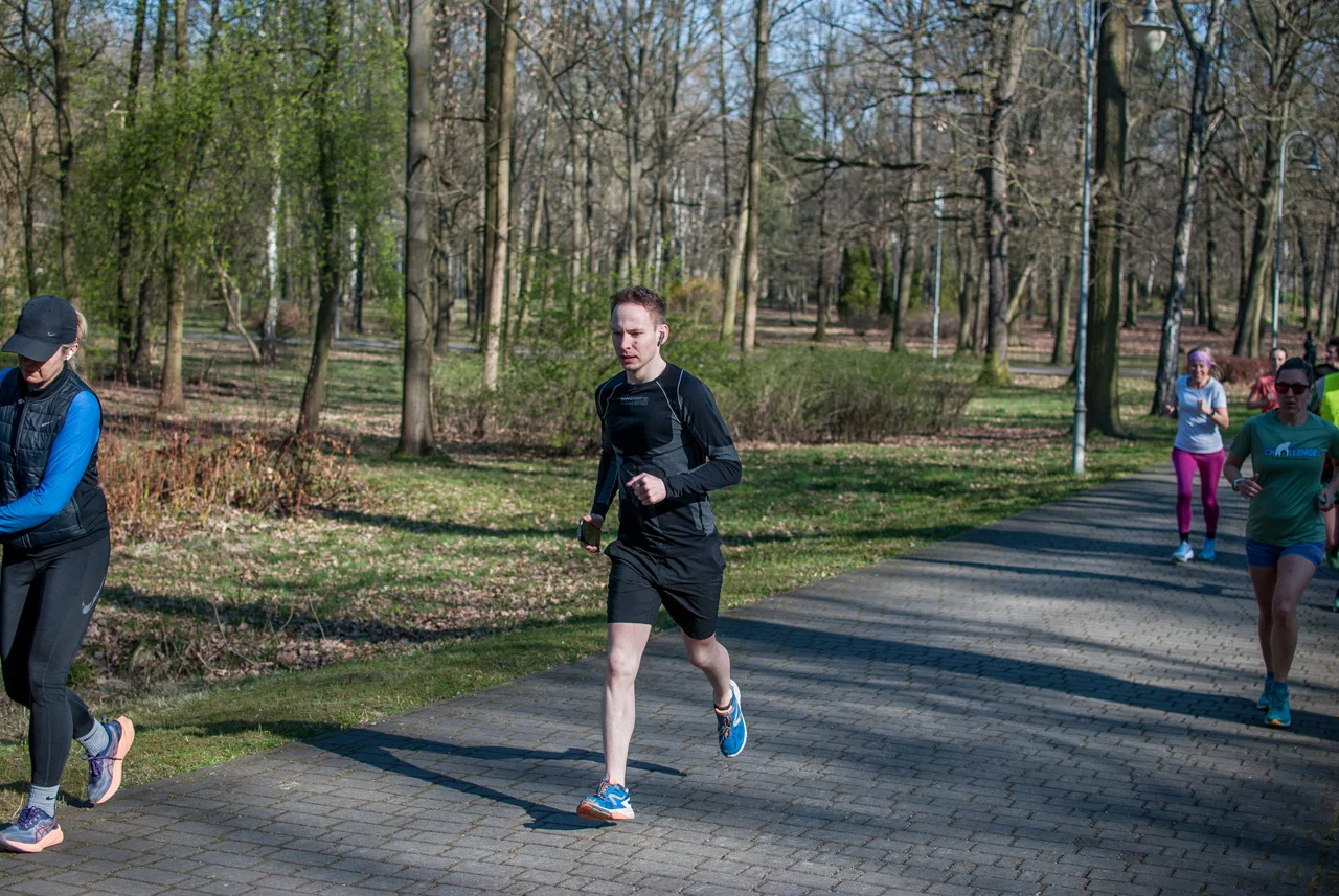 Świąteczny parkrun w Katowicach. Wspólne bieganie i pomoc dla schroniska (84)