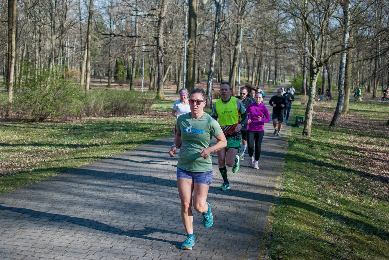 Świąteczny parkrun w Katowicach. Wspólne bieganie i pomoc dla schroniska (85)
