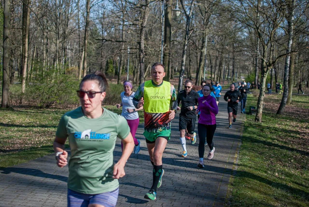 Świąteczny parkrun w Katowicach. Wspólne bieganie i pomoc dla schroniska (86)