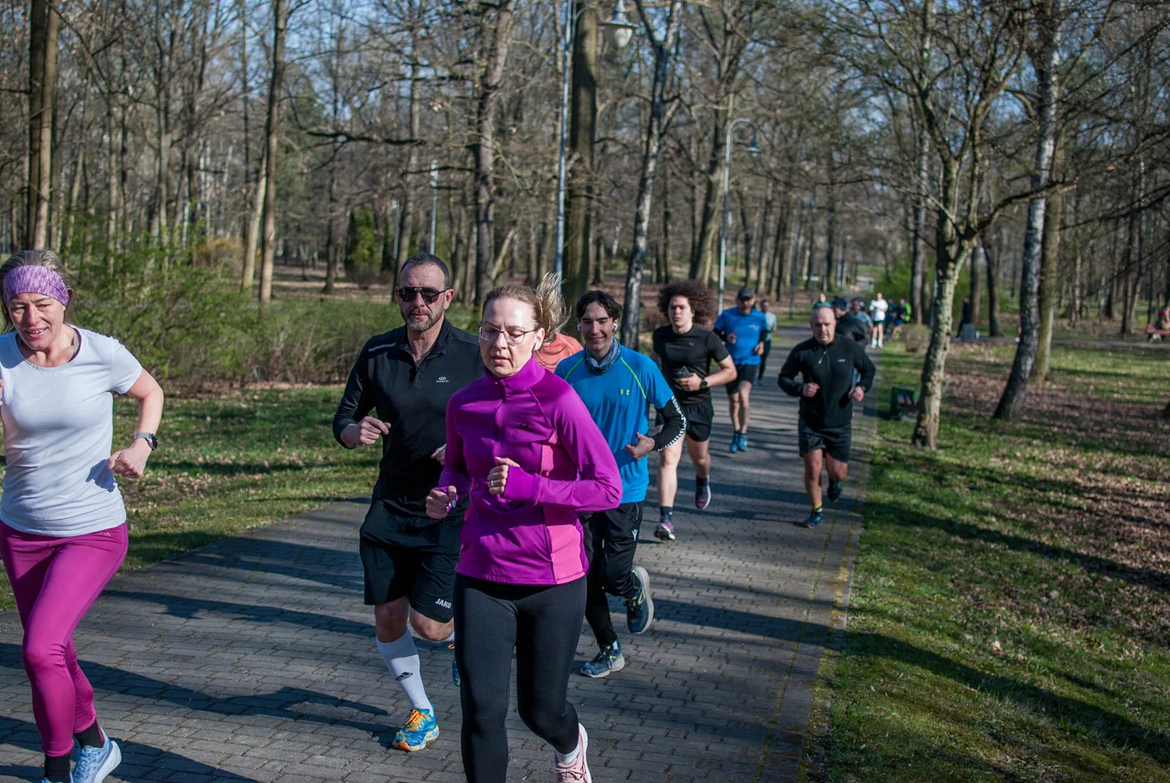Świąteczny parkrun w Katowicach. Wspólne bieganie i pomoc dla schroniska (87)
