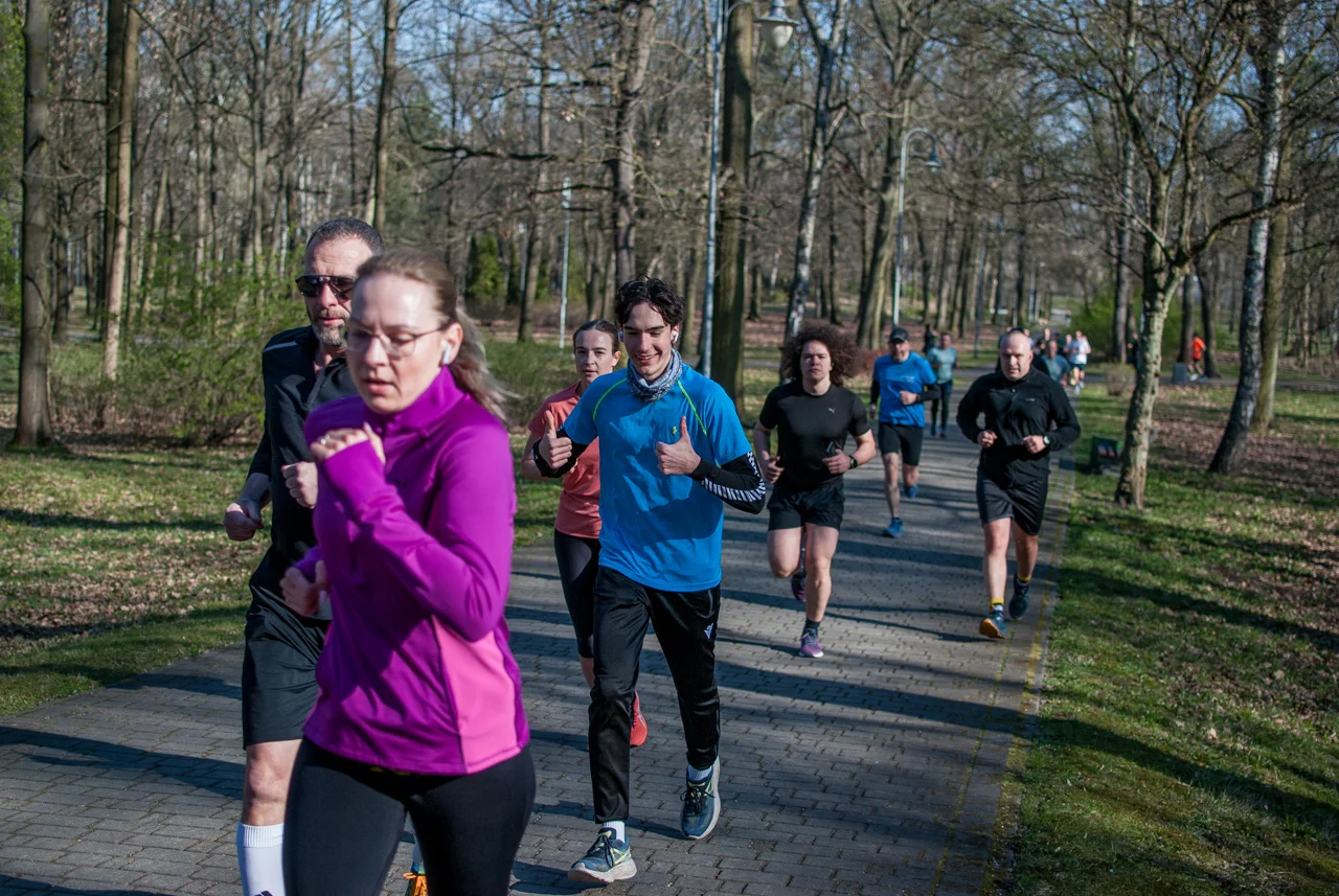 Świąteczny parkrun w Katowicach. Wspólne bieganie i pomoc dla schroniska (88)