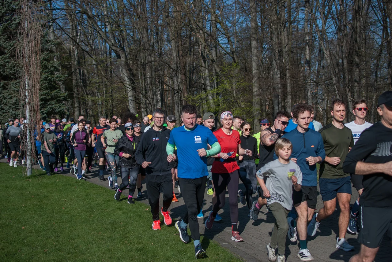 Świąteczny parkrun w Katowicach. Wspólne bieganie i pomoc dla schroniska (9)