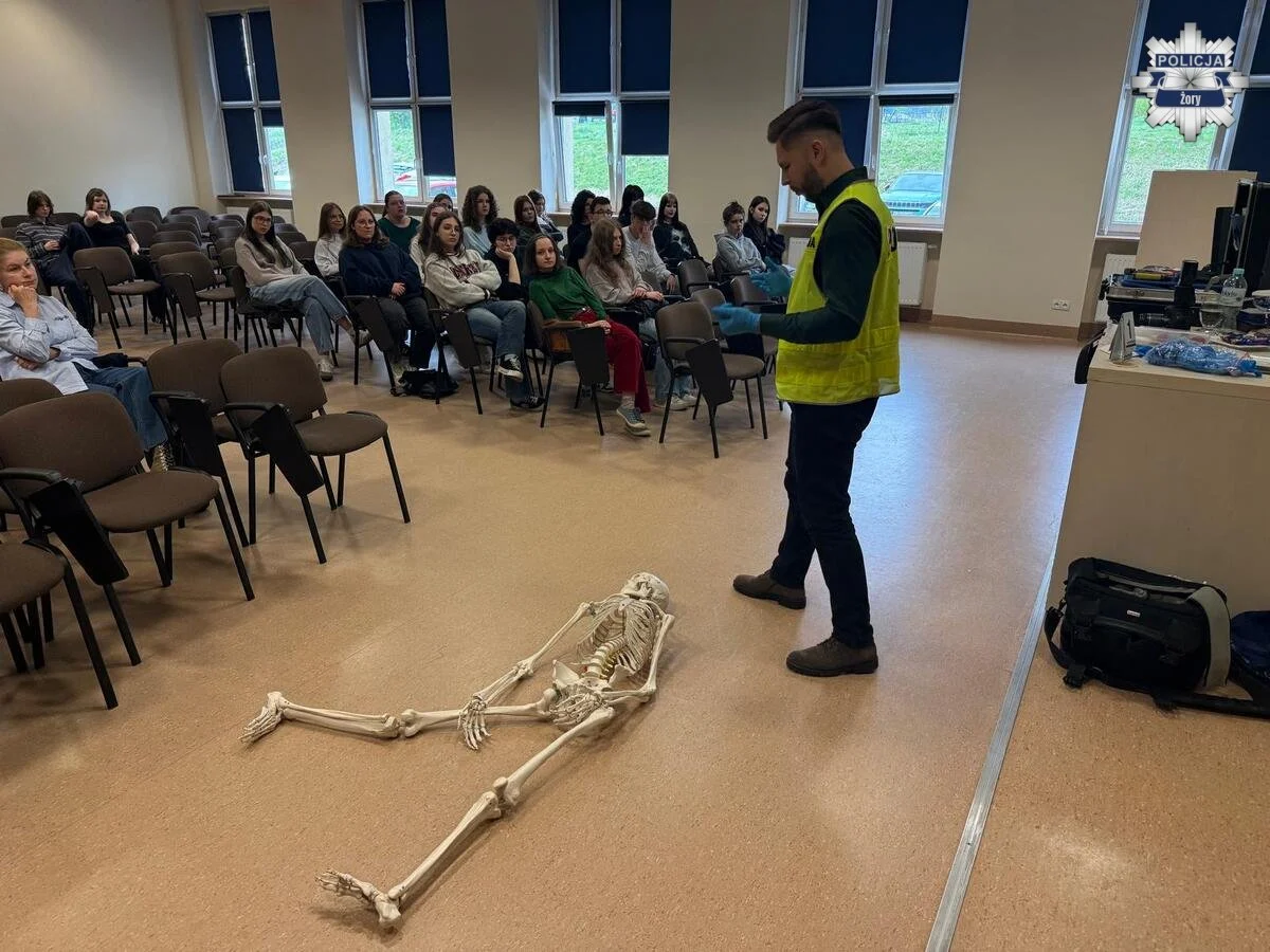 "Tydzień z kryminalistyką" wystartował. Policjanci z Żor i Rybnika pokazali kulisy służby