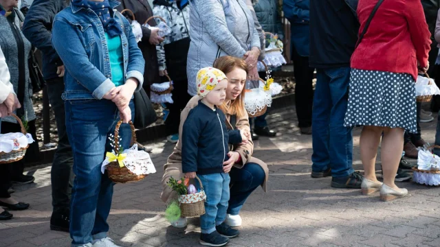 Wielka Sobota w Rudzie Śląskiej. Mieszkańcy święcą pokarmy i odwiedzają Groby Pańskie