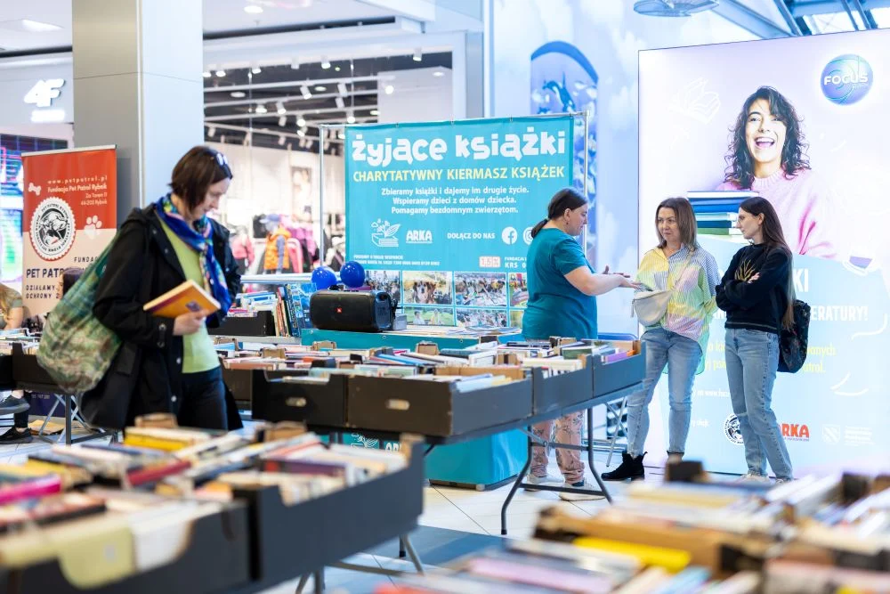 Książki pomogą zwierzętom. Charytatywna akcja wraca do Focus Parku w Rybniku