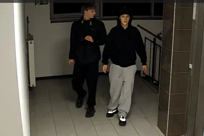 Policja publikuje wizerunki podejrzewanych o zniszczenie mienia. Rozpoznajesz ich?